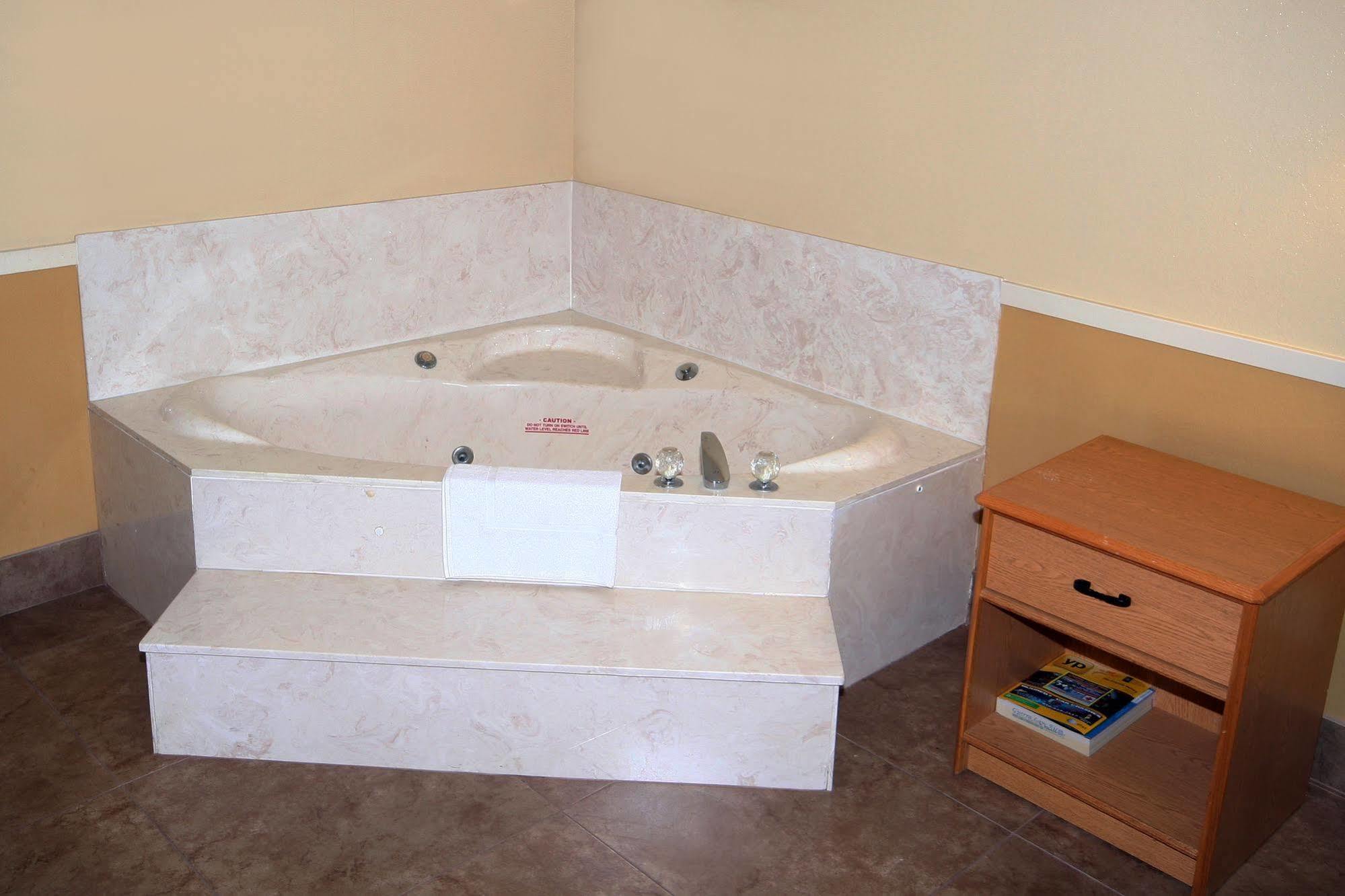 Edinburg Executive Inn Екстер'єр фото