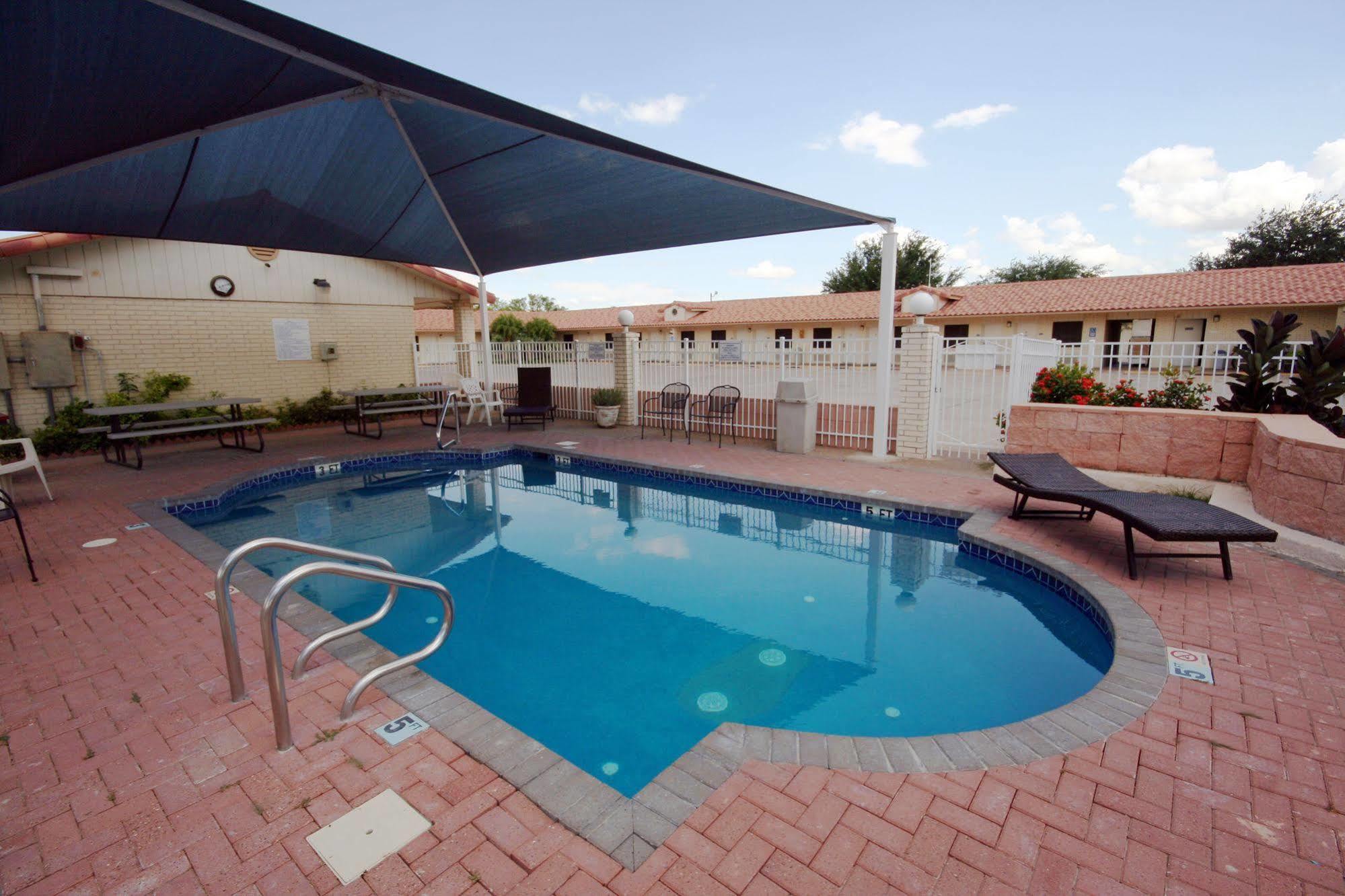 Edinburg Executive Inn Екстер'єр фото